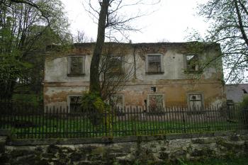 zřícenina zámku Kostelní Bříza (© Vlastislav Mareček, 04/2008)