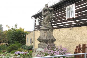 Socha Panny Marie v severní části Kamenického Šenova. (© Pavel Vítek  10/2025)