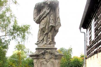 Socha Panny Marie v severní části Kamenického Šenova. (© Pavel Vítek  10/2025)