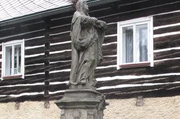 Socha Panny Marie v severní části Kamenického Šenova. (© Pavel Vítek  10/2025)