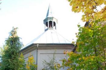 Hlavní vchod ( © Aleš Marek 10/2006)