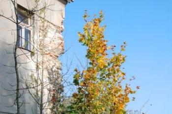 Rozpadající se hrany budovy ( © Aleš Marek 10/2006)