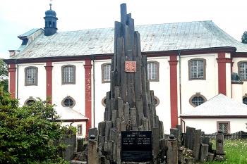 Pomník obětem fašismu v Kamenickém Šenově. (© Pavel Vítek  10/2025)