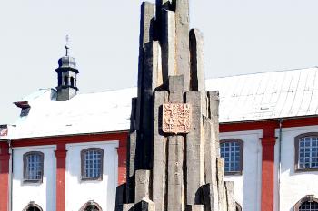 Pomník obětem fašismu v Kamenickém Šenově. (© Pavel Vítek  10/2025)