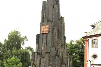 Pomník obětem fašismu v Kamenickém Šenově. (© Pavel Vítek  10/2025)