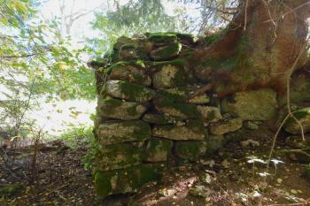 pilíř na kterém byly vantroky (© Milan Caha  09/2025)