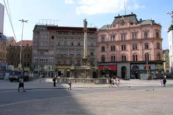 Pohled na část náměstí s morovým sloupem ( © Roman Řezáč 07/2004)