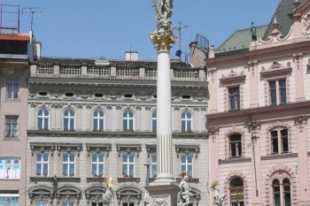 celkový pohled na Morový sloup na náměstí Svobody od jihu ( © Jan P. Štěpánek 06/2008)