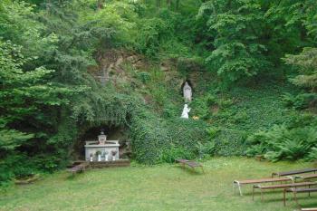 pohled z prostranství před kaplí (© Jaroslav Špiroch  05/2025)