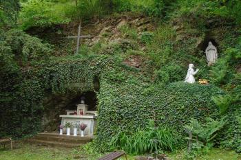 pohled z prostranství před kaplí (© Jaroslav Špiroch  05/2025)