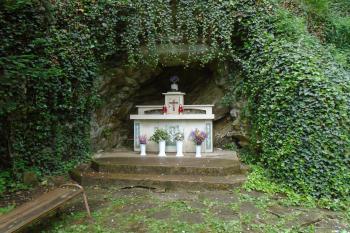 pohled z prostranství před kaplí (© Jaroslav Špiroch  05/2025)