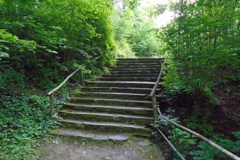 schodiště z přístupové cesty od kostela na prostranství před kaplí (© Jaroslav Špiroch  05/2025)