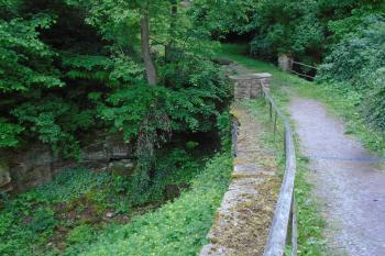 přístupové cesta od kostela s můstkem přes potok (© Jaroslav Špiroch  05/2025)