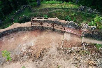Parkán s částí ochozu po opravě ( © Tomáš Šimůnek 09/2004)