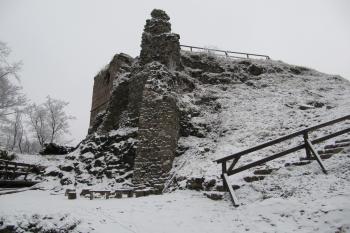 Věž a zbytky paláce (© Ludvík Chmelka, 01/2014)