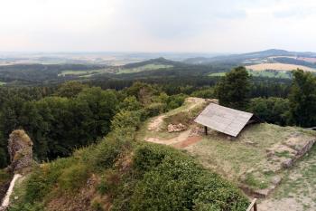 pohled z hradní vyhlídky směrem na jih (© Stanislav Drda, 08/2013)