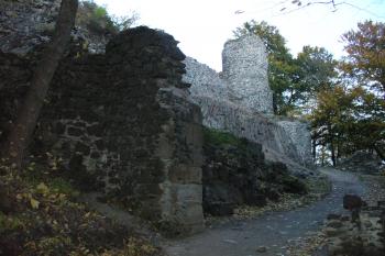 Kumburk - podvečer na hradě, pohled od první brány (© Pavel Jarý, 05.10.2008)
