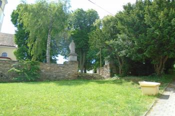 kamenné schodiště v terase, socha sv. Metoděje je vlevo od něj (© Jaroslav Špiroch  05/2025)