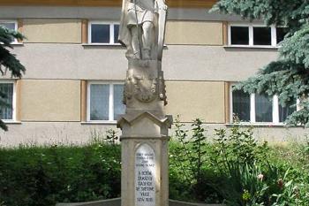 Socha sv. Václava s památníkem padlých v Bolelouci, místní části Dub nad Moravou. (© Pavel Vítek  09/2025)