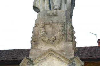 Socha sv. Václava s památníkem padlých v Bolelouci, místní části Dub nad Moravou. (© Pavel Vítek  09/2025)