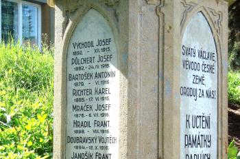 Socha sv. Václava s památníkem padlých v Bolelouci, místní části Dub nad Moravou. (© Pavel Vítek  09/2025)