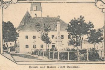 pomník na výřezu pohlednice - nedatováno (neznámý)