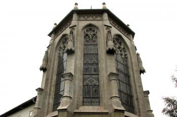 Dílna a vzorkovna malírny chrámových oken v Okrouhlé u Nového Boru v okrese Česká Lípa. (© Pavel Vítek  10/2025)