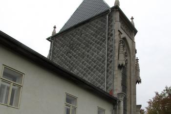 Dílna a vzorkovna malírny chrámových oken v Okrouhlé u Nového Boru v okrese Česká Lípa. (© Pavel Vítek  10/2025)