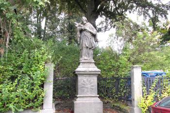 Socha sv. Jana Nepomuckého v Kamenickém Šenově u náměstí. (© Pavel Vítek  10/2025)