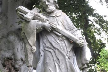 Socha sv. Jana Nepomuckého v Kamenickém Šenově u náměstí. (© Pavel Vítek  10/2025)