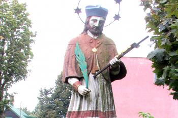 Socha sv. Jana Nepomuckého v Práchni, části Kamenického Šenova v okrese Česká Lípa. (© Pavel Vítek  10/2025)