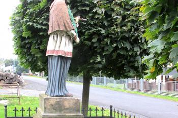 Socha sv. Jana Nepomuckého v Práchni, části Kamenického Šenova v okrese Česká Lípa. (© Pavel Vítek  10/2025)