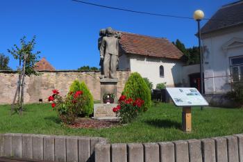 pomník Jendy Hofmana (© Alena Říhová 09/2021)