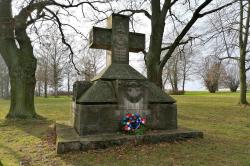 památník na vojenském hřbitově