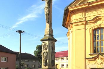 Kříž v Kožušanech, jižně od Olomouce. (© Pavel Vítek  09/2025)