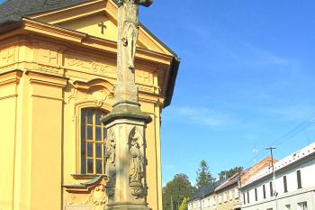 Kříž v Kožušanech, jižně od Olomouce. (© Pavel Vítek  09/2025)