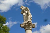 sloup se sochou Panny Marie Pomocné