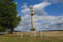 sloup se sochou Panny Marie Pomocné