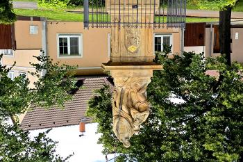 Sousoší Křest Krista ve Věrovanech u Dubu nad Moravou v okrese Olomouc. (© Pavel Vítek  09/2025)