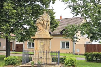 Sousoší Křest Krista ve Věrovanech u Dubu nad Moravou v okrese Olomouc. (© Pavel Vítek  09/2025)