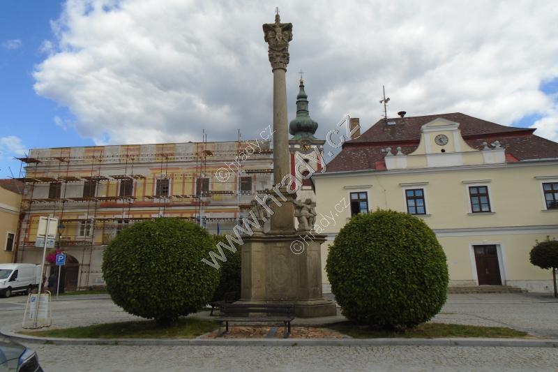 sloup se sousoším Nejsvětější Trojice se sochami andělů