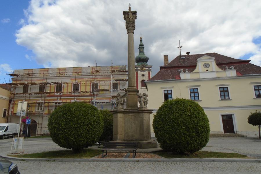 sloup se sousoším Nejsvětější Trojice se sochami andělů
