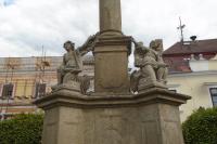 sloup se sousoším Nejsvětější Trojice se sochami andělů