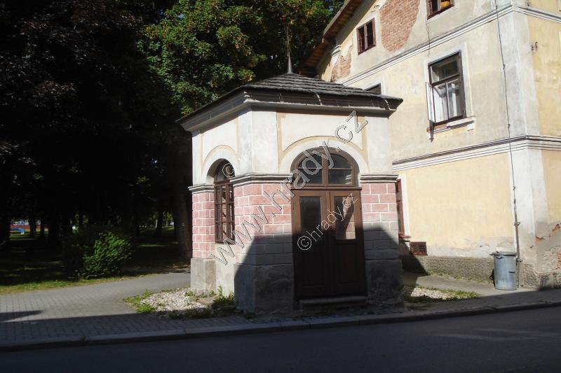 síňová kaple se sochou sv. Jana Nepomuckého síňová kaple se sochou sv. Jana Nepomuckého