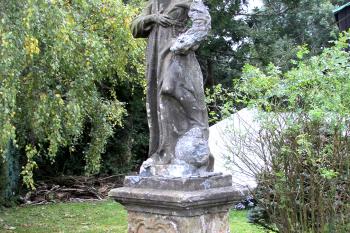 Socha sv. Františka z Assisi v Práchni, místní části Kamenického Šenova. (© Pavel Vítek  10/2025)