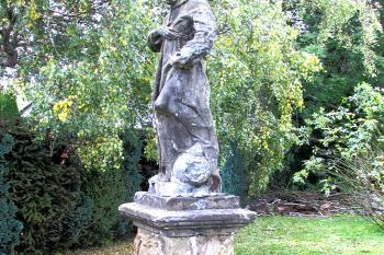 Socha sv. Františka z Assisi v Práchni, místní části Kamenického Šenova. (© Pavel Vítek  10/2025)