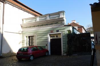 klasicistní přístavba (© Milan Caha  11/2025)