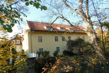 východní průčelí přes Čertovku (© Milan Caha  11/2025)