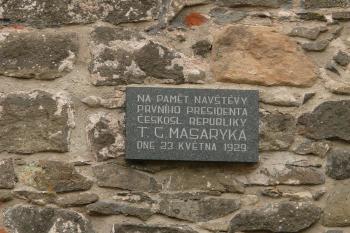 Deska na paměť návštěvy prezidenta Masaryka (© Jiří Cukr, 08/2014)