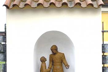 Sochy před kostelem Povýšení svatého Kříže v Litomyšli. (© Pavel Vítek  09/2025)